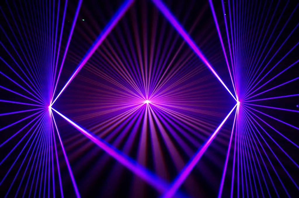Violette Laserstrahlen formen einen Rautenrahmen, symmetrisch aus drei Punkten